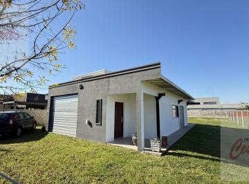 Casa · 138m² · 4 Ambientes · 1 Cochera · Casa Sobre Lote de 823 m² en Barrio Abierto La Zulema