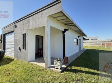 Casa · 138m² · 4 Ambientes · 1 Cochera · Casa Sobre Lote de 823 m² en Barrio Abierto La Zulema