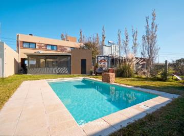 Casa · 127m² · 5 Ambientes · 2 Cocheras · Venta / Permuta - Casa de Tres Dorm., Quincho y Piscina. Tierra de Sueños 3, Roldan.