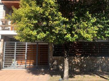 Casa · 227m² · 6 Ambientes · 2 Cocheras · Casa en Venta Sobre Lote Propio – Amplia y Funcional - Berisso