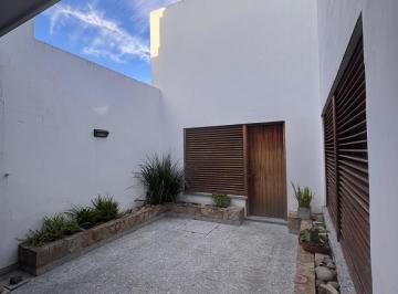 Casa · 227m² · 6 Ambientes · 2 Cocheras · Casa en Venta Sobre Lote Propio – Amplia y Funcional - Berisso