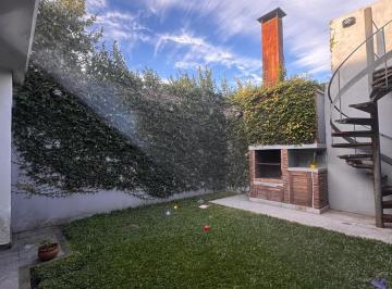 Casa · 227m² · 6 Ambientes · 2 Cocheras · Casa en Venta Sobre Lote Propio – Amplia y Funcional - Berisso