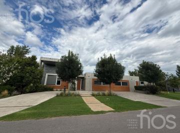 Casa · 611m² · 5 Ambientes · 4 Cocheras · Venta Casa 4 Dorm. en Kentucky Club de Campo con Piscina y Diseño Premium - Funes
