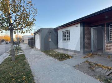 Casa · 110m² · 6 Ambientes · 1 Cochera · Casa Tres Dorm.