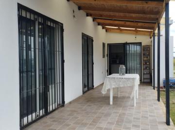 Casa de 2 ambientes, La Plata · Casa en Venta - Amplio Lote y Muy Luminosa