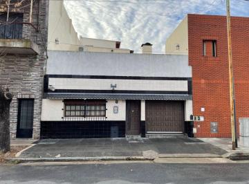 Casa 215m² Venta · Casa en Venta 5 Ambientes con Cochera y Pileta en Pompeya