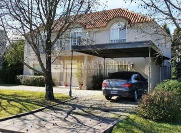 Casa · 260m² · 5 Ambientes · 2 Cocheras · Ayres de Pilar. Casa Clasica