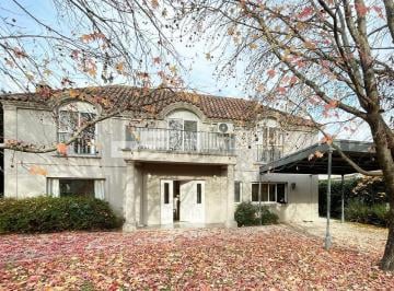 Casa · 260m² · 5 Ambientes · 2 Cocheras · Ayres de Pilar. Casa Clasica