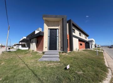 Casa · 250m² · 7 Ambientes · 2 Cocheras · Casa de Diseño 4 Dorm. en Colinas de Manantiales 2