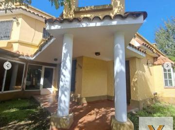 Casa · 151m² · 5 Ambientes · Casa en Alquiler - 3 Dorm. 3 Baños - Berazategui