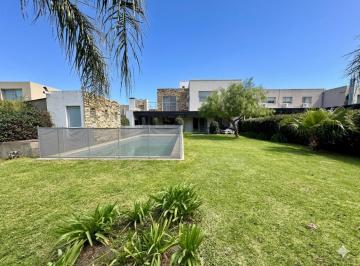 Casa · 238m² · 4 Dormitorios · 2 Cocheras · Casa - Cantegril