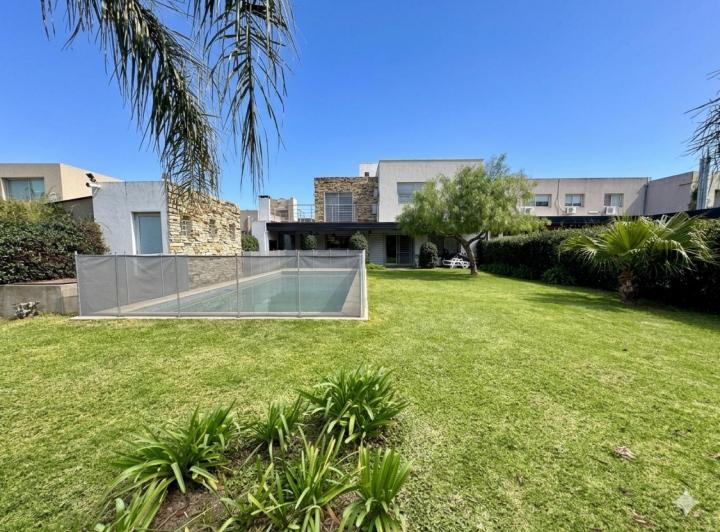 Casa · 238m² · 4 Dormitorios · 2 Cocheras