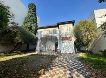 Casa · 228m² · 7 Ambientes · 1 Cochera · Venta Casa 7 Ambientes con Jardín y Cochera en Villa Urquiza