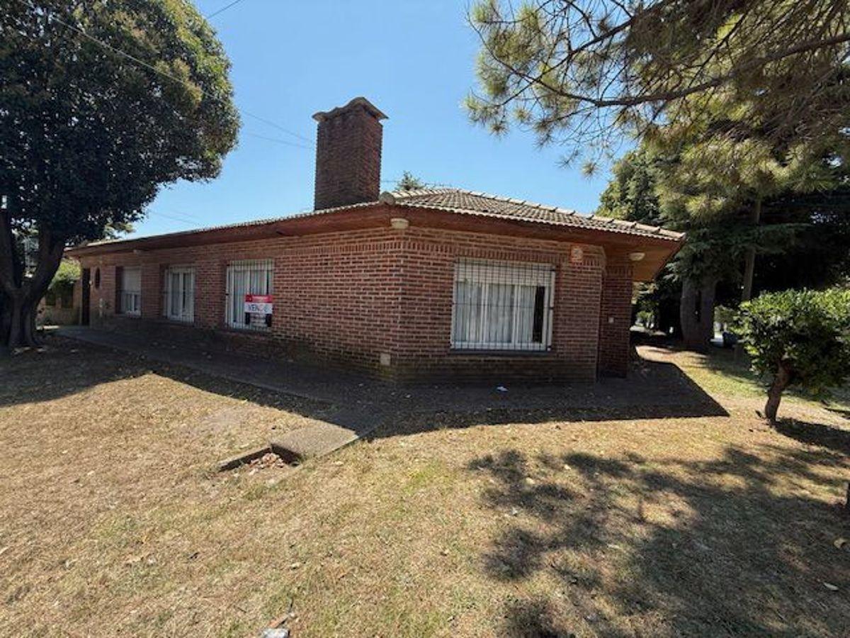 Chalet 4 amb. Entrada para varios autos, parque, 2 baños, coc-com, 200 m2 cub.