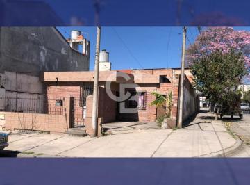 Casa · 141m² · 4 Ambientes · 1 Cochera · Venta Casa - B° Mariano Moreno