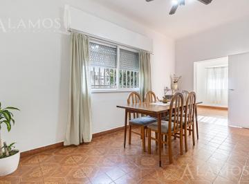 Casa · 74m² · 3 Ambientes · 2 Cocheras · Casa 3 Ambientes con Patio en Villa Luzuriaga