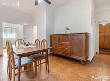 Casa · 74m² · 3 Ambientes · 2 Cocheras · Casa 3 Ambientes con Parque en Villa Luzuriaga