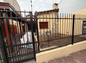 Casa · 390m² · 4 Ambientes · 2 Cocheras · Excelente Casa Muy Amplia y con Pileta