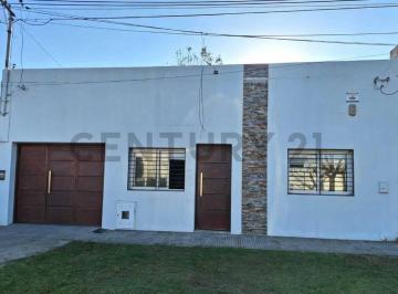 Casa · 202m² · 7 Ambientes · 1 Cochera · 137 Entre 46 y 47, San Carlos (La Plata). Casa en Venta