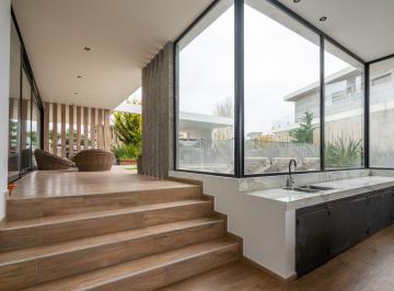 Casa · 208m² · 5 Ambientes · 2 Cocheras · Casa en Barrio Ecuestre – Frente a La Laguna. Piscina Climatizada y Terraza de 100 m²