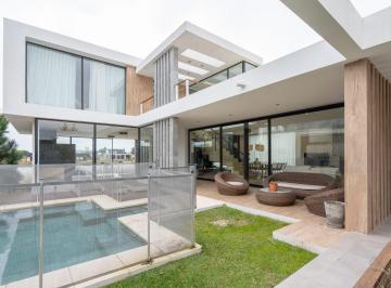 Casa · 208m² · 5 Ambientes · 2 Cocheras · Casa en Barrio Ecuestre – Frente a La Laguna. Piscina Climatizada y Terraza de 100 m²