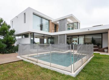 Casa · 208m² · 5 Ambientes · 2 Cocheras · Casa en Barrio Ecuestre – Frente a La Laguna. Piscina Climatizada y Terraza de 100 m²