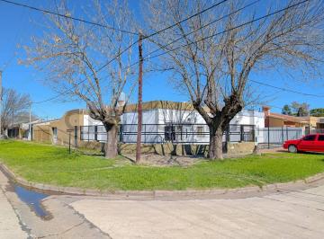 Casa · 121m² · 4 Ambientes · 1 Cochera · Venta - Casa - Tres Dorm. - Cochera - Patio - Jardin - Perez
