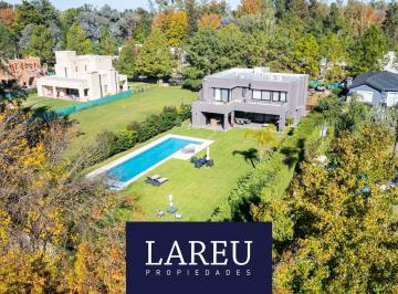 Casa · 329m² · 5 Ambientes · Casa en Venta con Renta - Barrio Pilar Privado