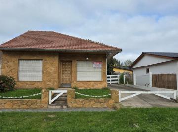 Casa · 87m² · 1 Cochera · Clasico Chalet en San Patricio a 300 m de La Costa