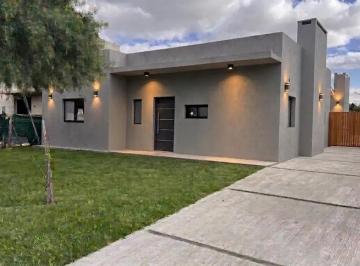 Casa · 137m² · 4 Ambientes · 2 Cocheras · Casa en Venta en San Ramon con Jardín