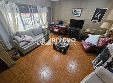 Casa · 140m² · 5 Ambientes · 1 Cochera · Casa en Venta en Moron Sur - 5 Ambientes con Parque y Pileta