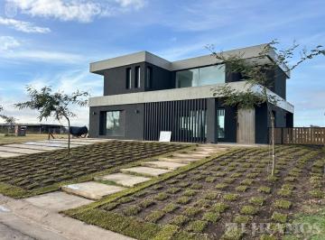Casa · 191m² · 5 Ambientes · 4 Cocheras · Casa en Amarras