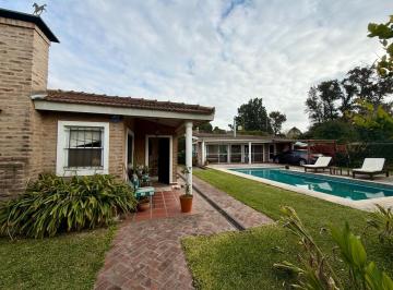 Casa · 120m² · 4 Ambientes · 4 Cocheras · Chalet en Venta con Cancha de Padel Quincho y Pileta!