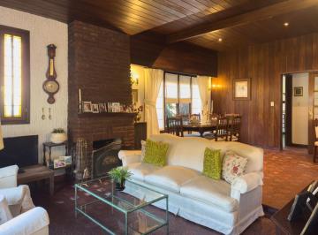 Casa · 130m² · 4 Ambientes · 2 Cocheras · Chalet en Esquina en El Barrio San Carlos con Quincho