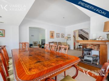 Casa · 330m² · 5 Ambientes · 3 Cocheras · Casa en Venta en Martinez - Reservada