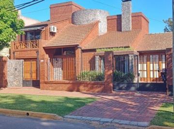 Casa · 253m² · 6 Ambientes · 2 Cocheras · Venta - Chalet Bella Vista