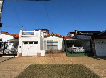 Casa · 150m² · 4 Ambientes · 2 Cocheras · Casa de 3 Dorm. con Fondo en Muy Lindo Barrio Residencial de Banfield Oeste