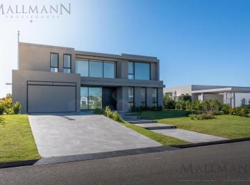 Casa · 437m² · 10 Ambientes · 4 Cocheras · Venta Casa 4 Dorm. en Suite en El Tonó, Pilará