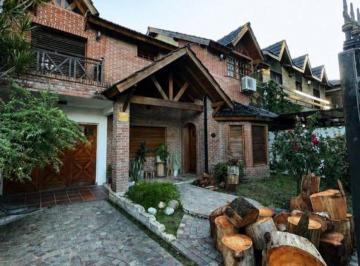 Casa de 5 ambientes, Morón · Chalet en 2 Plantas Sobre Amplio Lote, 4 Habitaciones, 2 Baños, La Mejor Zona de Castelar