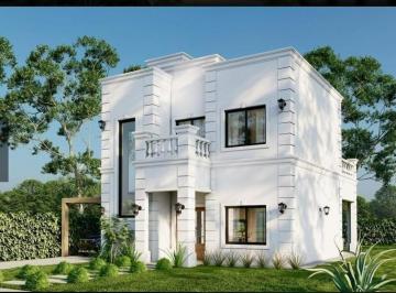 Casa · 102m² · 4 Ambientes · 2 Cocheras · Nev. Casa a Terminar en Las Brisas Country Club