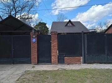Casa de 4 ambientes, Granadero Baigorria · Casa con Pileta Soñada, Cochera Doble, 3 Dorm.