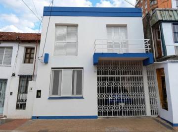 Casa · 110m² · 5 Ambientes · 1 Cochera · (A399) Casa Céntrica y Amplia