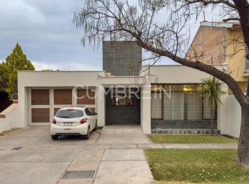 Casa · 214m² · 3 Dormitorios · 2 Cocheras · Casa en Venta en Calle Butti Al 100, San Rafael | Cumbrein