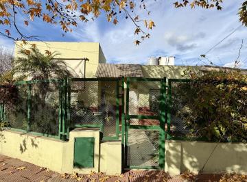Casa · 252m² · 5 Ambientes · Casa en Fisherton Chaparro 703. Esquina 3 Dorm.