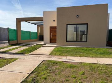 Casa · 134m² · 5 Ambientes · 2 Cocheras · Casa en Alquiler Barrio Privado La Quebrada