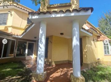Casa · 151m² · 5 Ambientes · Casa en Venta - 3 Dorm. 3 Baños - Berazategui
