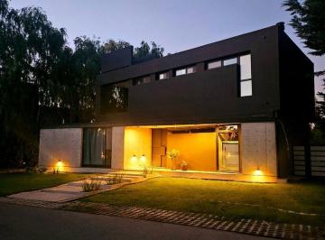 Casa · 360m² · 7 Ambientes · 2 Cocheras · Alquiler Casa Amoblada Barrio La Zagala