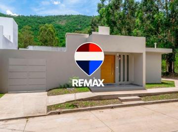 Casa · 106m² · 3 Ambientes · 1 Cochera · Casa en Esquina Venta Universidad Catolica