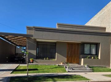 Casa · 160m² · 5 Ambientes · Casa Vende en Barrio Las Acacias