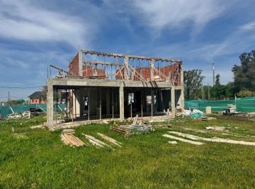 Casa · 165m² · 5 Ambientes · 2 Cocheras · Casa en Construccion a La Laguna Lote 1000 m²